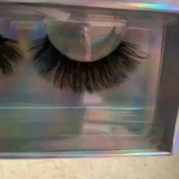 False Eyelashes - Picture 3 of 6